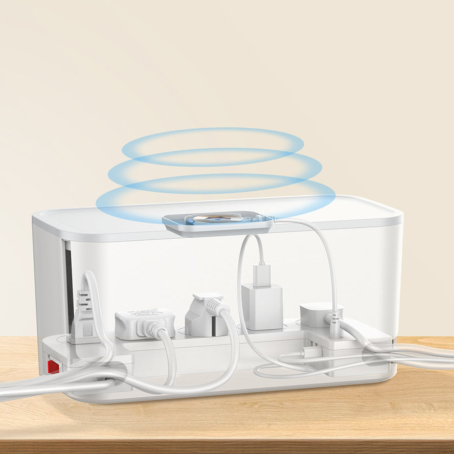 Kabelboks med 5 strømuttak, PD utgang, QC (USB-C), USB og 15W ladeplate på toppen.