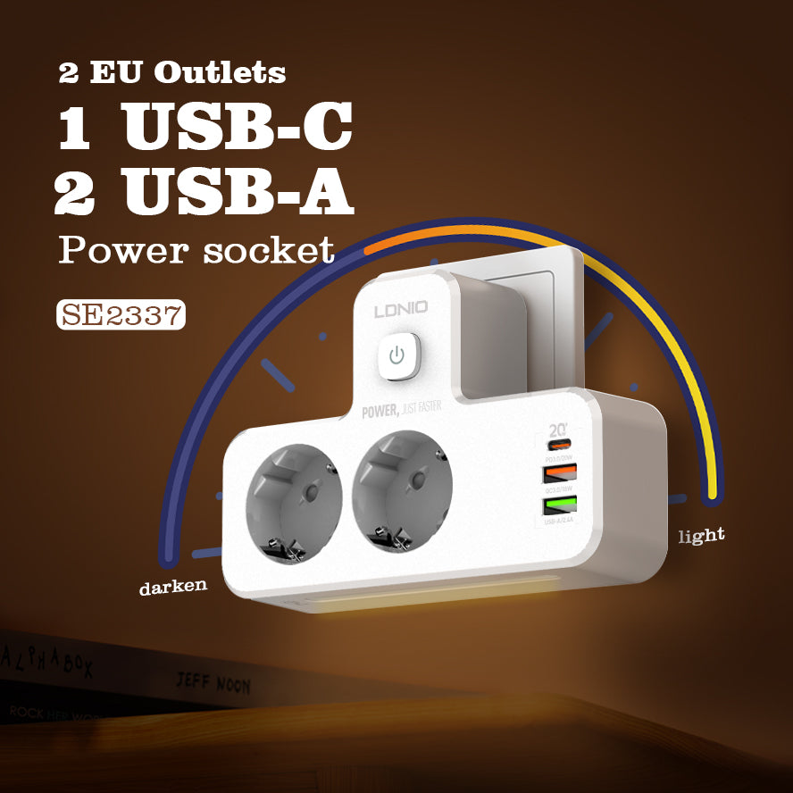 SE2337 Dobbel stikkontakt med 3 USB/USB-C og justerbart nattlys