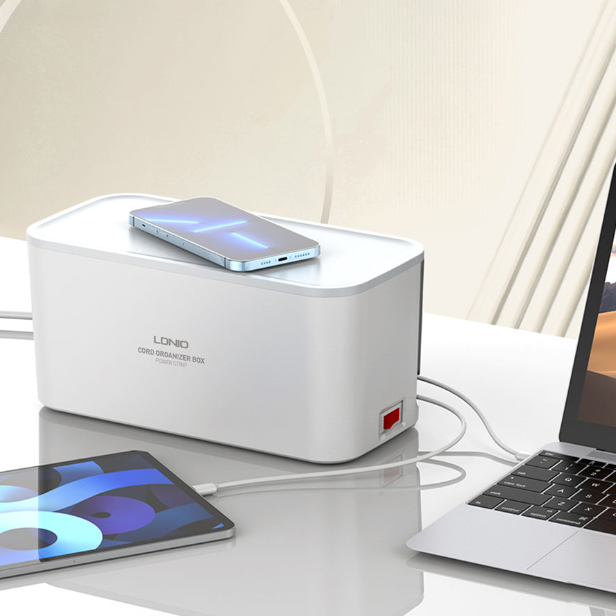 Kabelboks med 5 strømuttak, PD utgang, QC (USB-C), USB og 15W ladeplate på toppen.