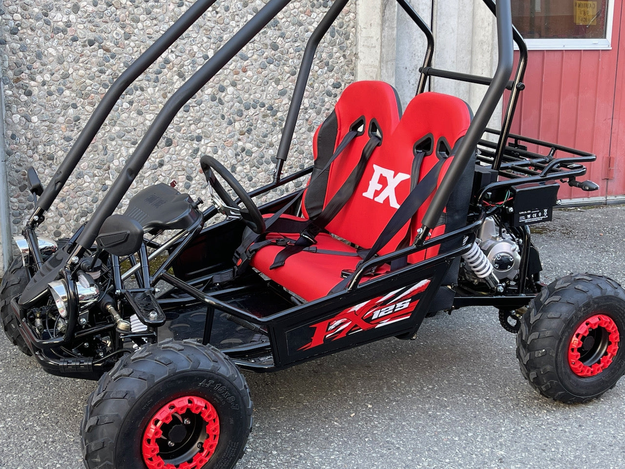 125cc CrossCart - Sort m/røde seter - Bekreftet at den vil ankomme vårt lager i begynnelsen av mai (kraftig forsinket - skulle opprinnleig vært inne i før nyttår)! Reserver nå og få den levert med større hjul uten tillegg!