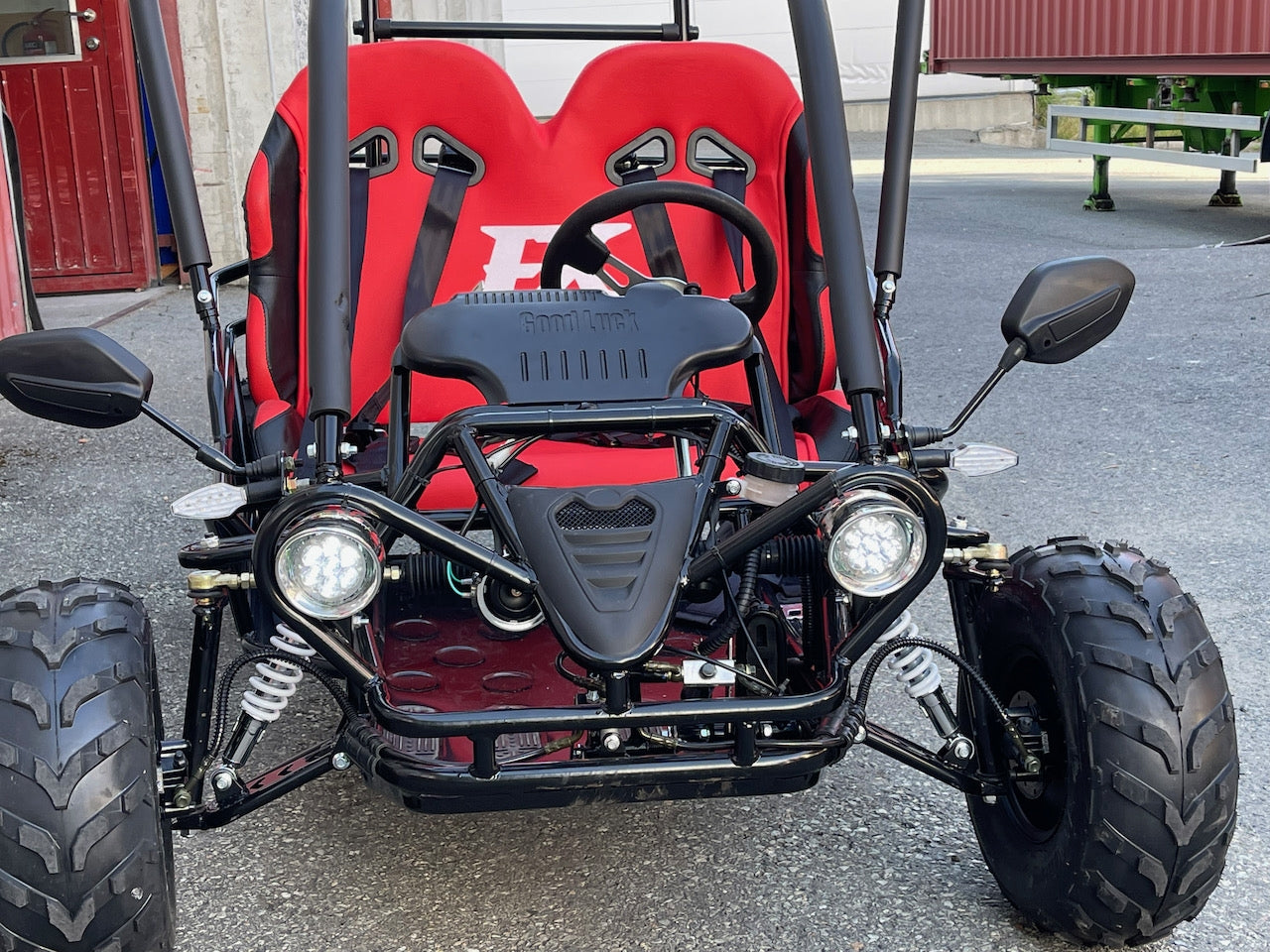 125cc CrossCart - Sort m/røde seter - Bekreftet at den vil ankomme vårt lager i begynnelsen av mai (kraftig forsinket - skulle opprinnleig vært inne i før nyttår)! Reserver nå og få den levert med større hjul uten tillegg!