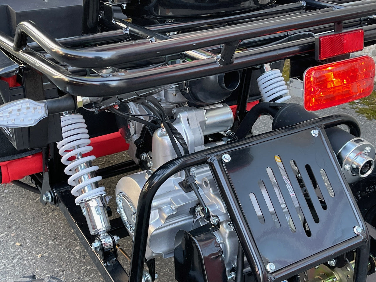 125cc CrossCart - Sort m/røde seter - Bekreftet at den vil ankomme vårt lager i begynnelsen av mai (kraftig forsinket - skulle opprinnleig vært inne i før nyttår)! Reserver nå og få den levert med større hjul uten tillegg!
