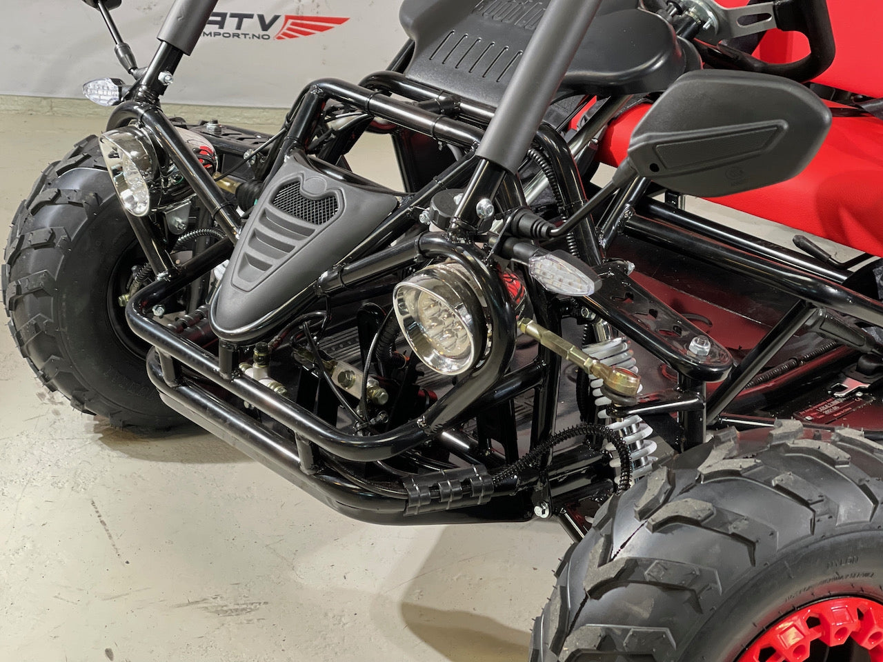 125cc CrossCart - Sort m/røde seter - Bekreftet at den vil ankomme vårt lager i begynnelsen av mai (kraftig forsinket - skulle opprinnleig vært inne i før nyttår)! Reserver nå og få den levert med større hjul uten tillegg!