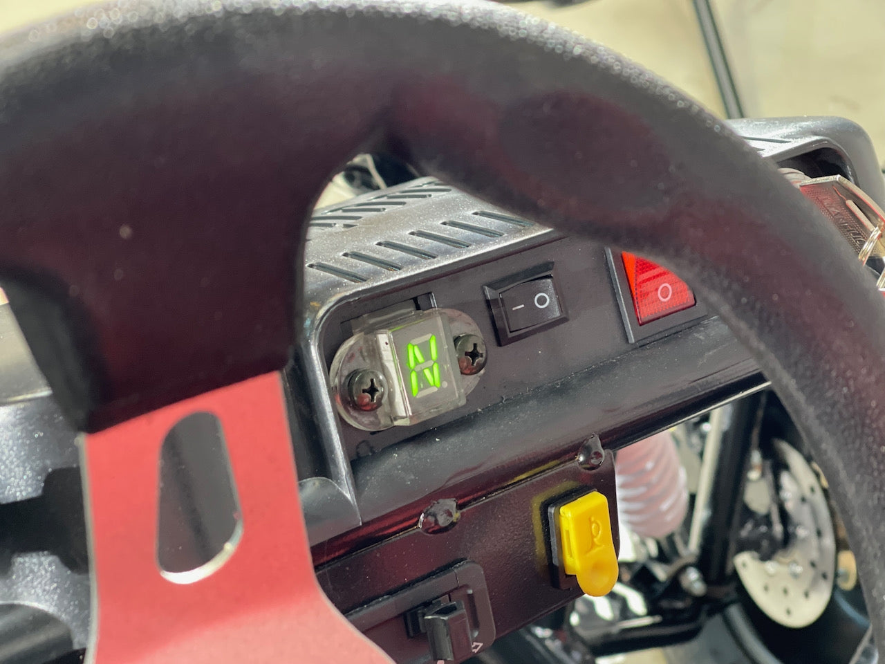 125cc CrossCart - Sort m/røde seter - Bekreftet at den vil ankomme vårt lager i begynnelsen av mai (kraftig forsinket - skulle opprinnleig vært inne i før nyttår)! Reserver nå og få den levert med større hjul uten tillegg!