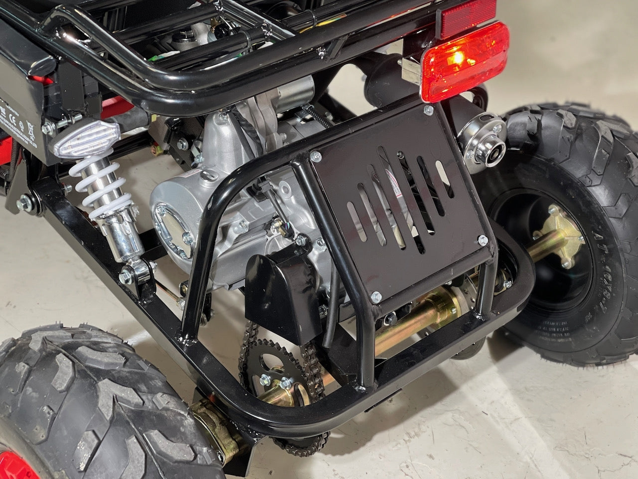 125cc CrossCart - Sort m/røde seter - Bekreftet at den vil ankomme vårt lager i begynnelsen av mai (kraftig forsinket - skulle opprinnleig vært inne i før nyttår)! Reserver nå og få den levert med større hjul uten tillegg!