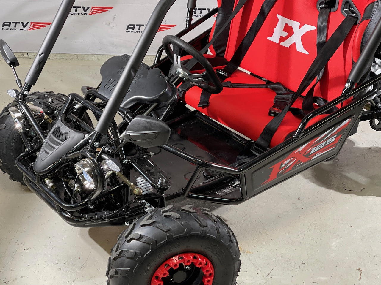 125cc CrossCart - Sort m/røde seter - Bekreftet at den vil ankomme vårt lager i begynnelsen av mai (kraftig forsinket - skulle opprinnleig vært inne i før nyttår)! Reserver nå og få den levert med større hjul uten tillegg!
