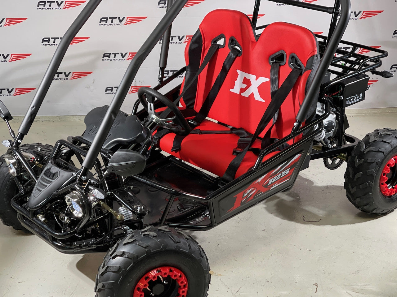 125cc CrossCart - Sort m/røde seter - Bekreftet at den vil ankomme vårt lager i begynnelsen av mai (kraftig forsinket - skulle opprinnleig vært inne i før nyttår)! Reserver nå og få den levert med større hjul uten tillegg!