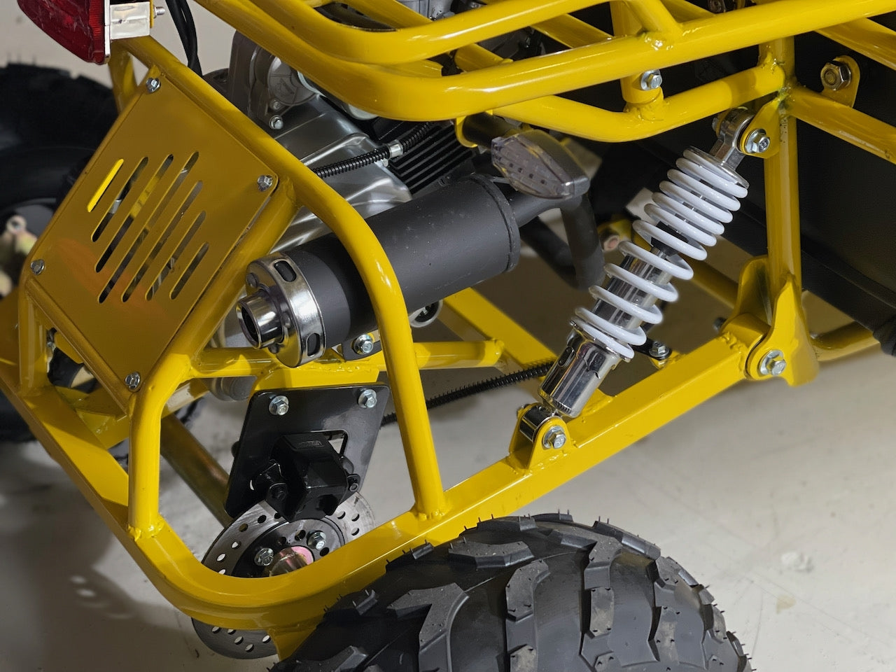 125cc CrossCart - Gul m/sorte seter - Bekreftet at den vil ankomme vårt lager i begynnelsen av mai (kraftig forsinket - skulle opprinnleig vært inne i før nyttår)! Reserver nå og få den levert med større hjul uten tillegg!