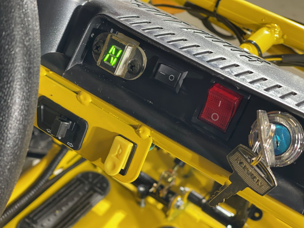 125cc CrossCart - Gul m/sorte seter - Bekreftet at den vil ankomme vårt lager i begynnelsen av mai (kraftig forsinket - skulle opprinnleig vært inne i før nyttår)! Reserver nå og få den levert med større hjul uten tillegg!