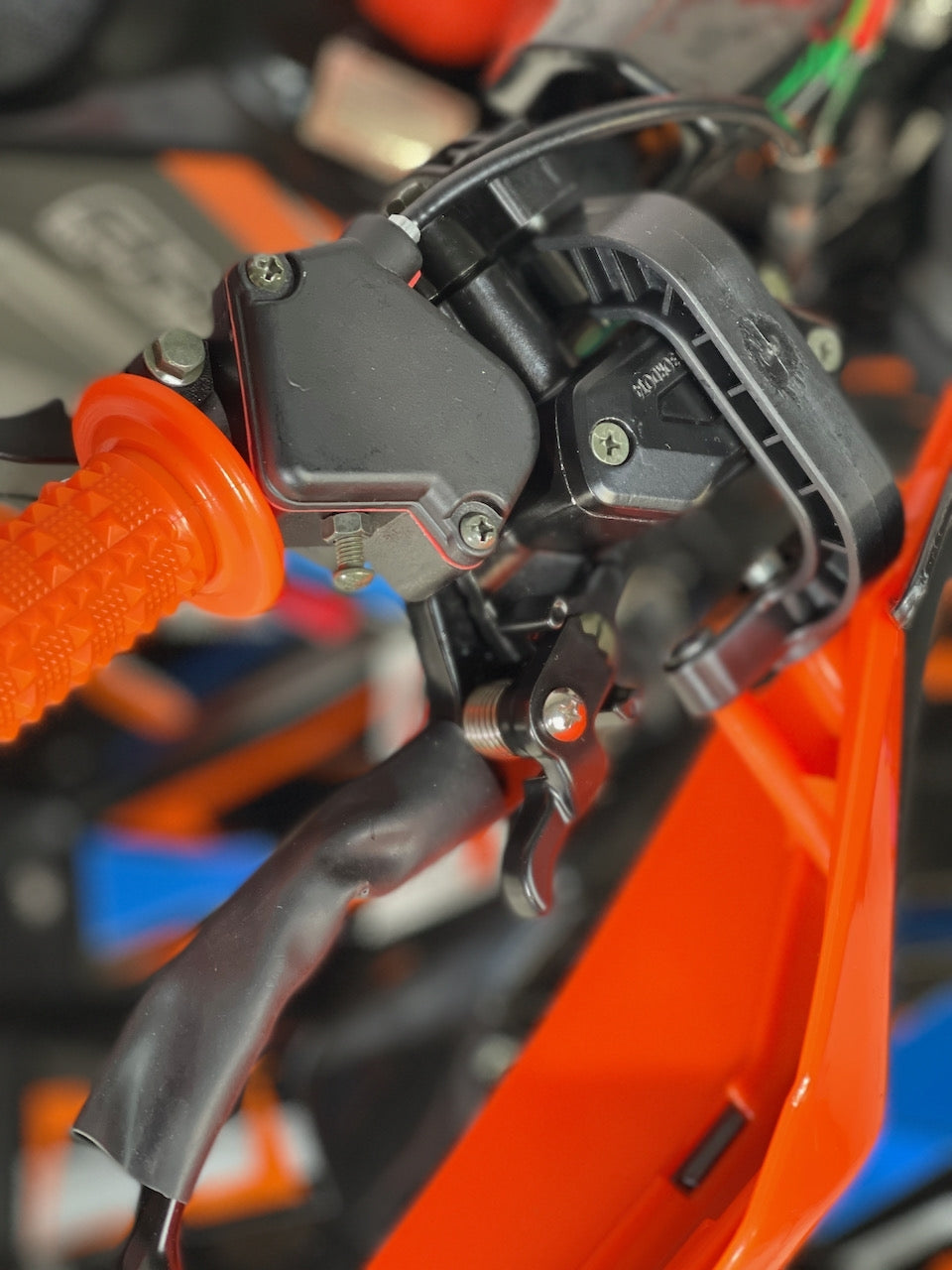 125 cc Stor barnemodell/ungdomsmodell 3+1 med hengerkule, bagasjebrett og LED lys - SORT