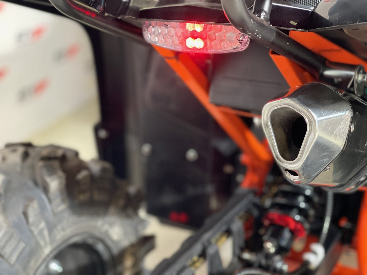 125 cc Stor barnemodell/ungdomsmodell 3+1 med hengerkule, bagasjebrett og LED lys - SORT