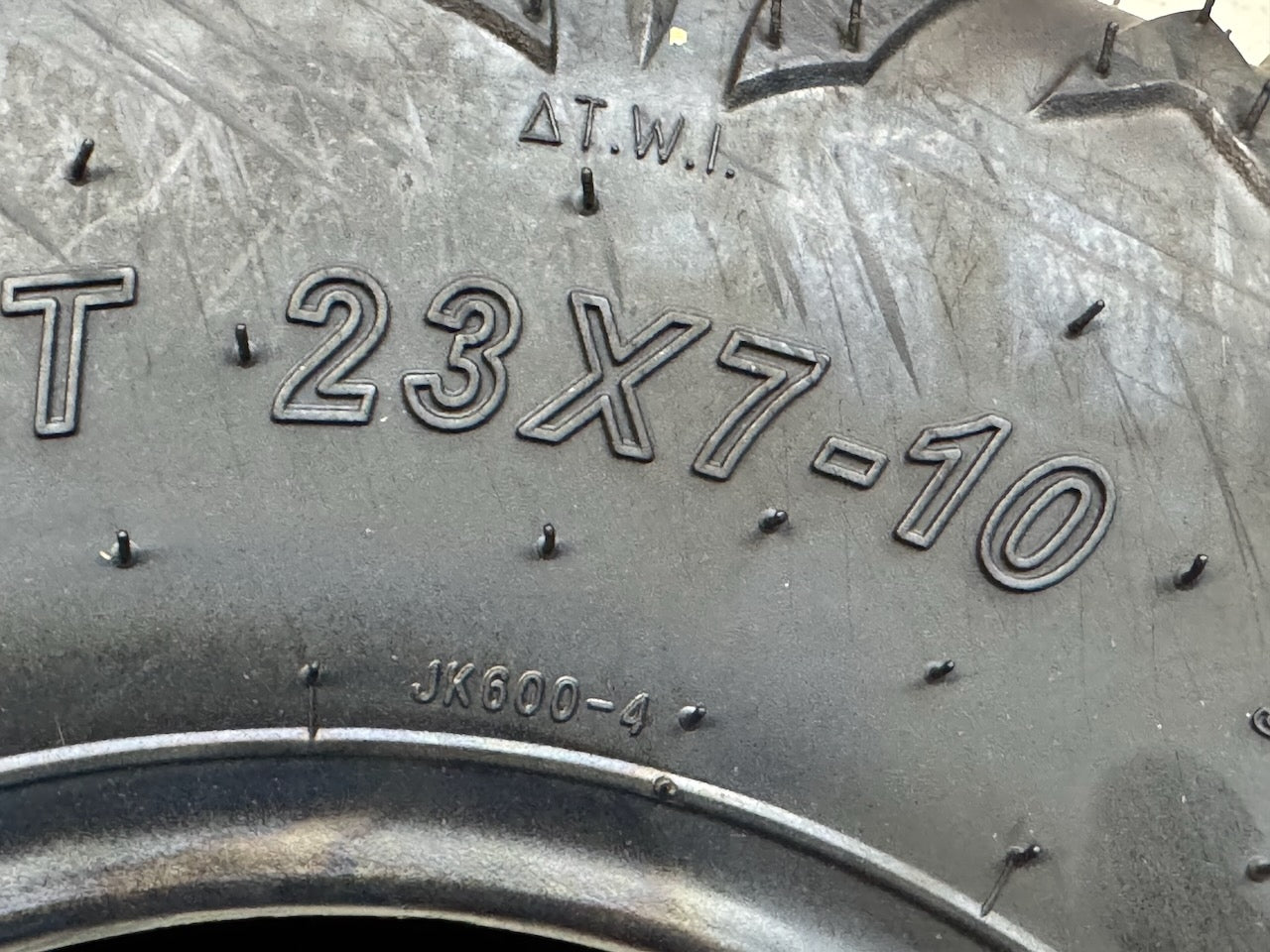 Dekk fremme 23x7.00-10 - uten felg