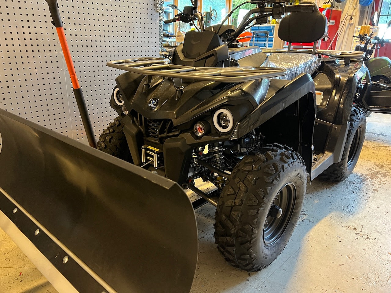 200cc Hammer II (SORT) m/snøskjær-vinsj og kjettinger.