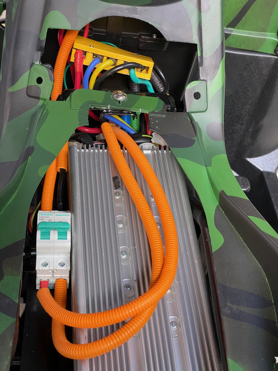 4x4 (3000W bak og 1200W fremme) Farmer 72V m/diff. vinsj og hengerfeste - matt grønn camu