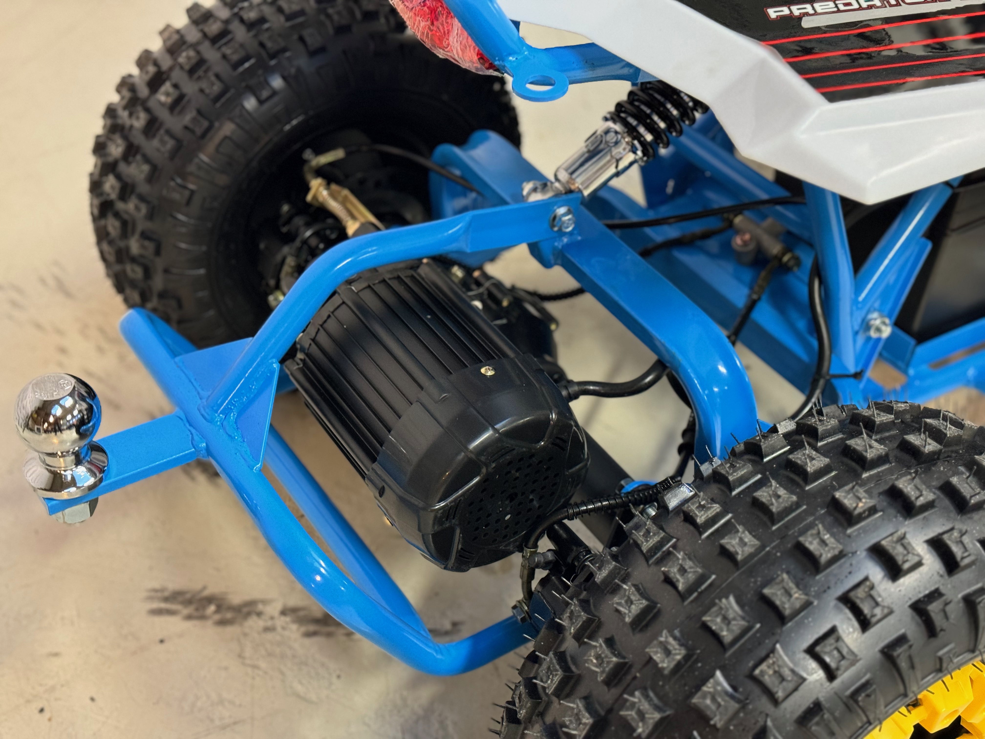 1200W Electric Blue - stor og svært solid bygget barne ATV - 48V m/diff., mekanisk høy/lav gir, 3 effektrinn m.m.