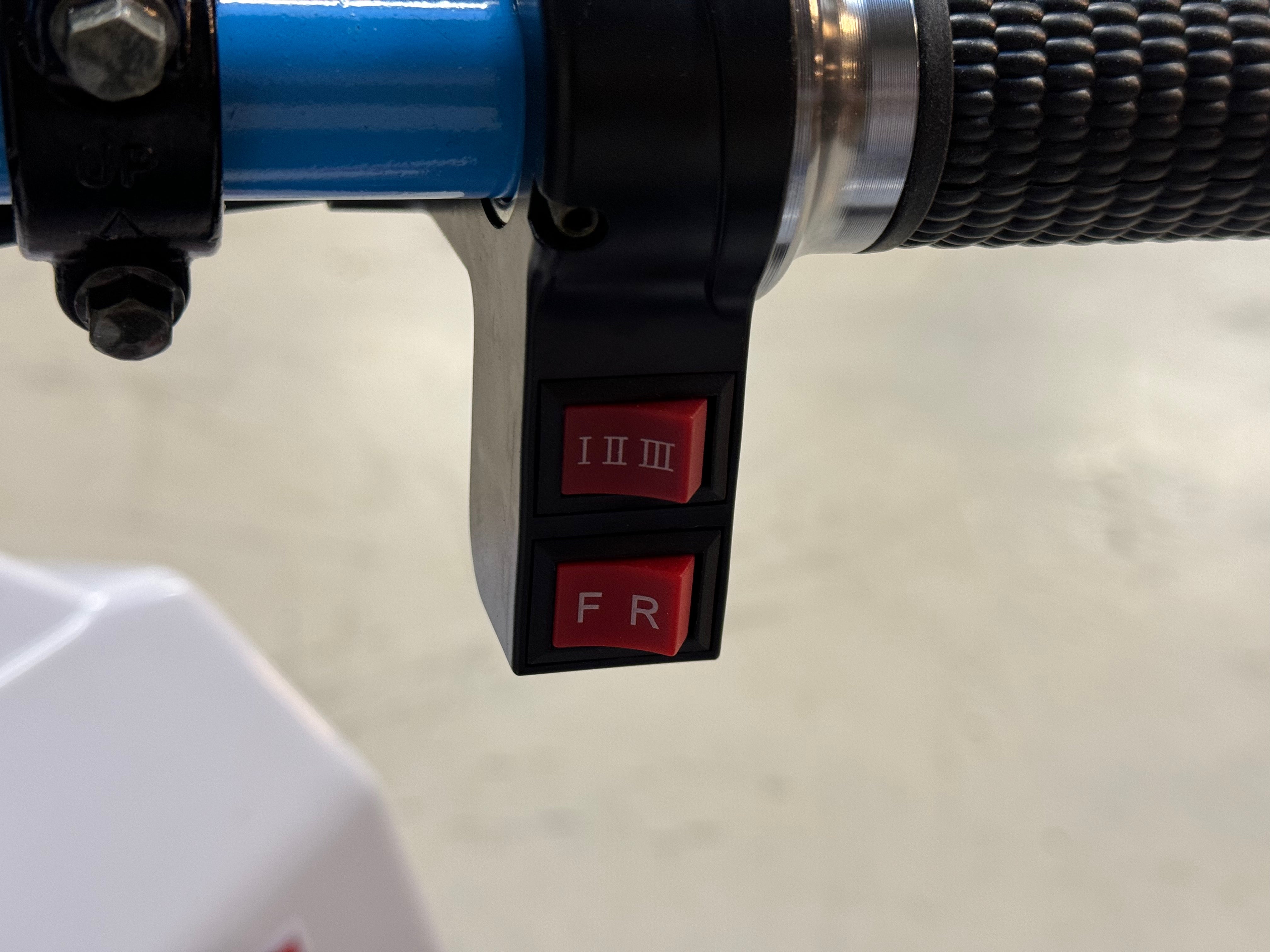 1200W Electric Blue - stor og svært solid bygget barne ATV - 48V m/diff., mekanisk høy/lav gir, 3 effektrinn m.m.