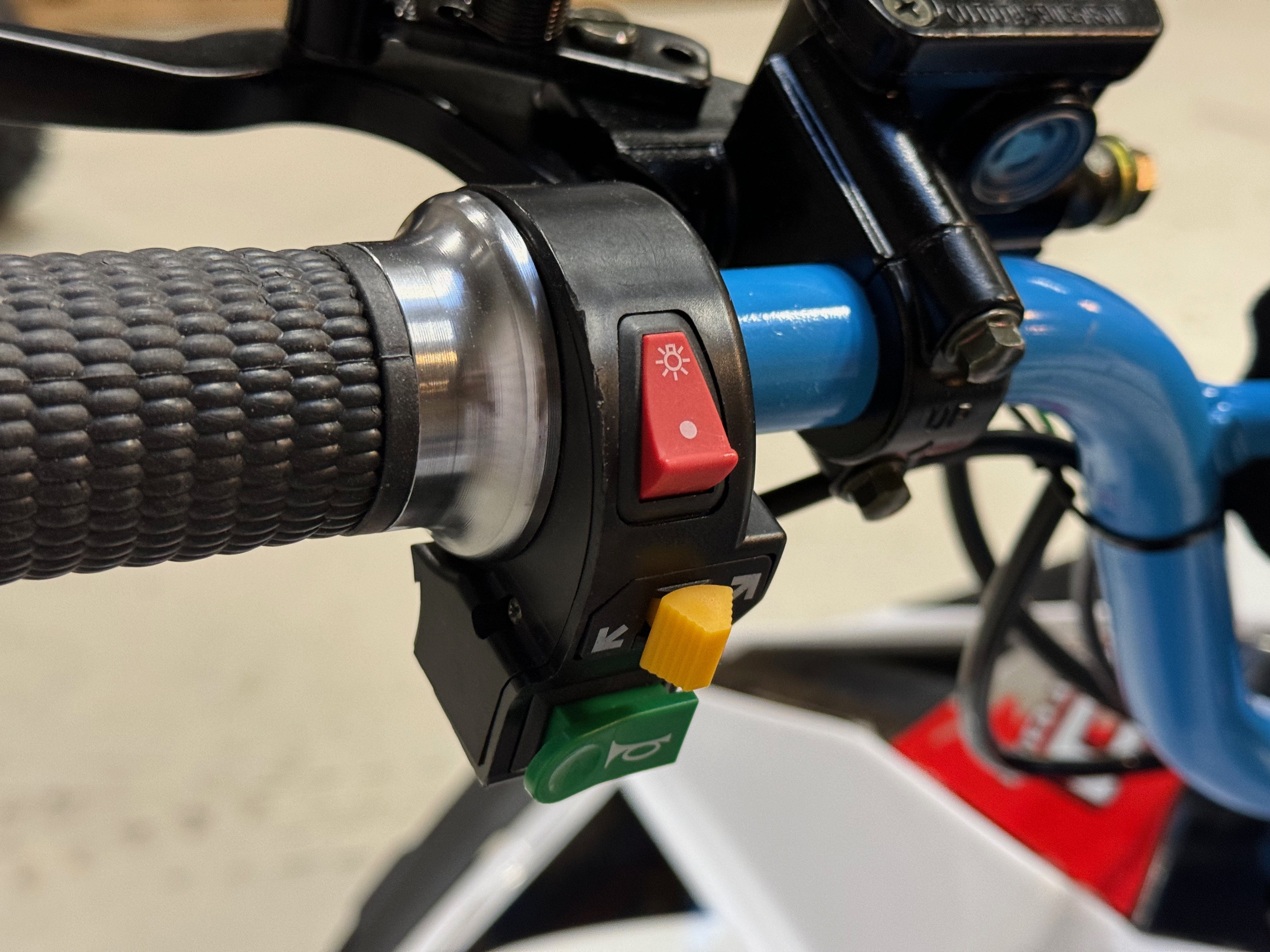 1200W Electric Blue - stor og svært solid bygget barne ATV - 48V m/diff., mekanisk høy/lav gir, 3 effektrinn m.m.