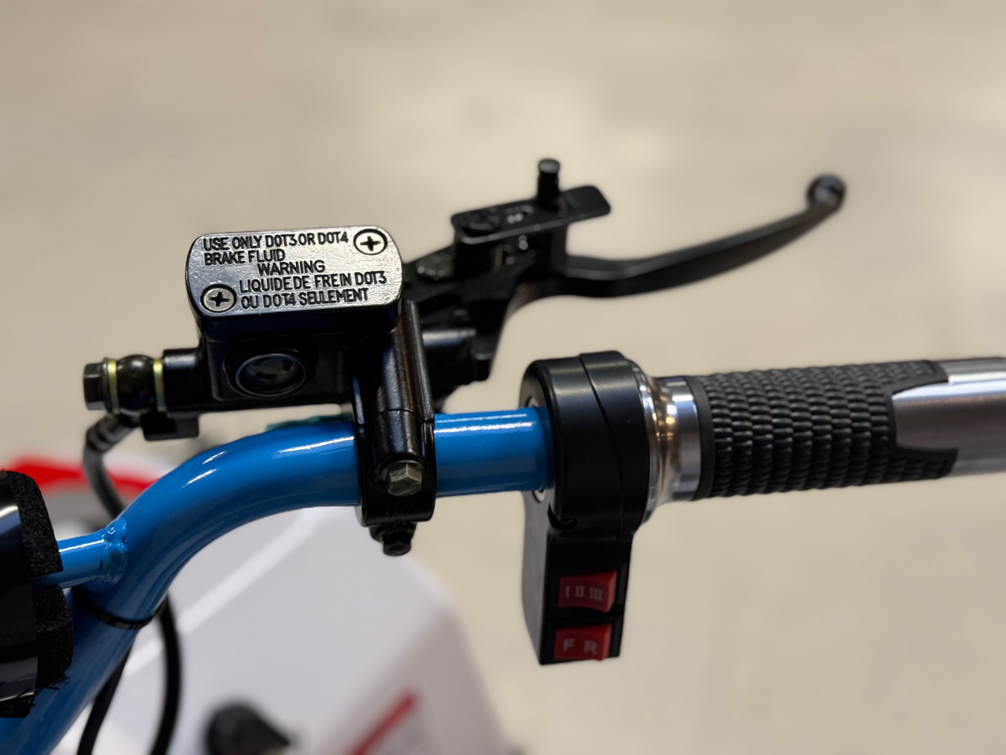 1200W Electric Blue - stor og svært solid bygget barne ATV - 48V m/diff., mekanisk høy/lav gir, 3 effektrinn m.m.