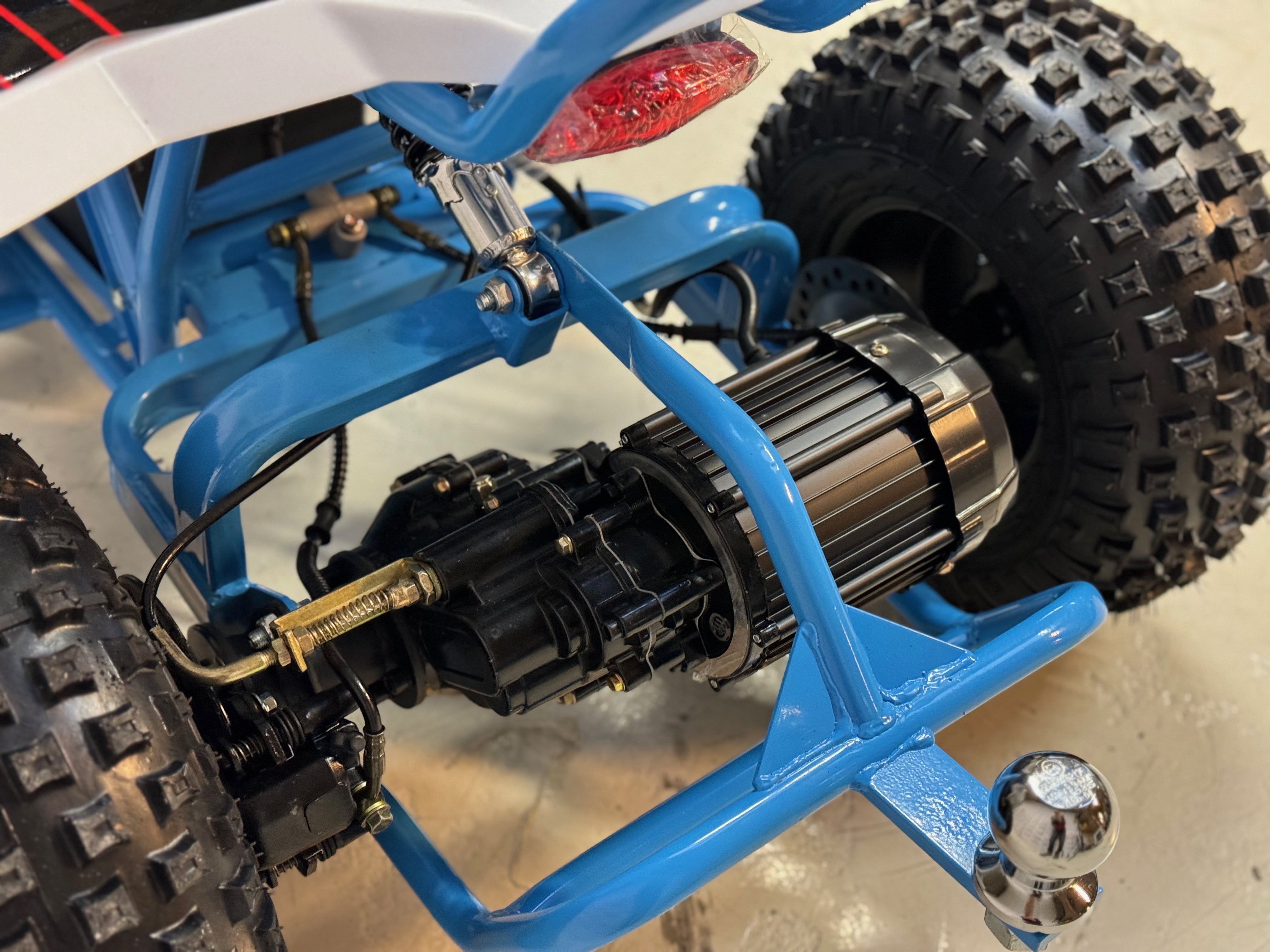1200W Electric Blue - stor og svært solid bygget barne ATV - 48V m/diff., mekanisk høy/lav gir, 3 effektrinn m.m.