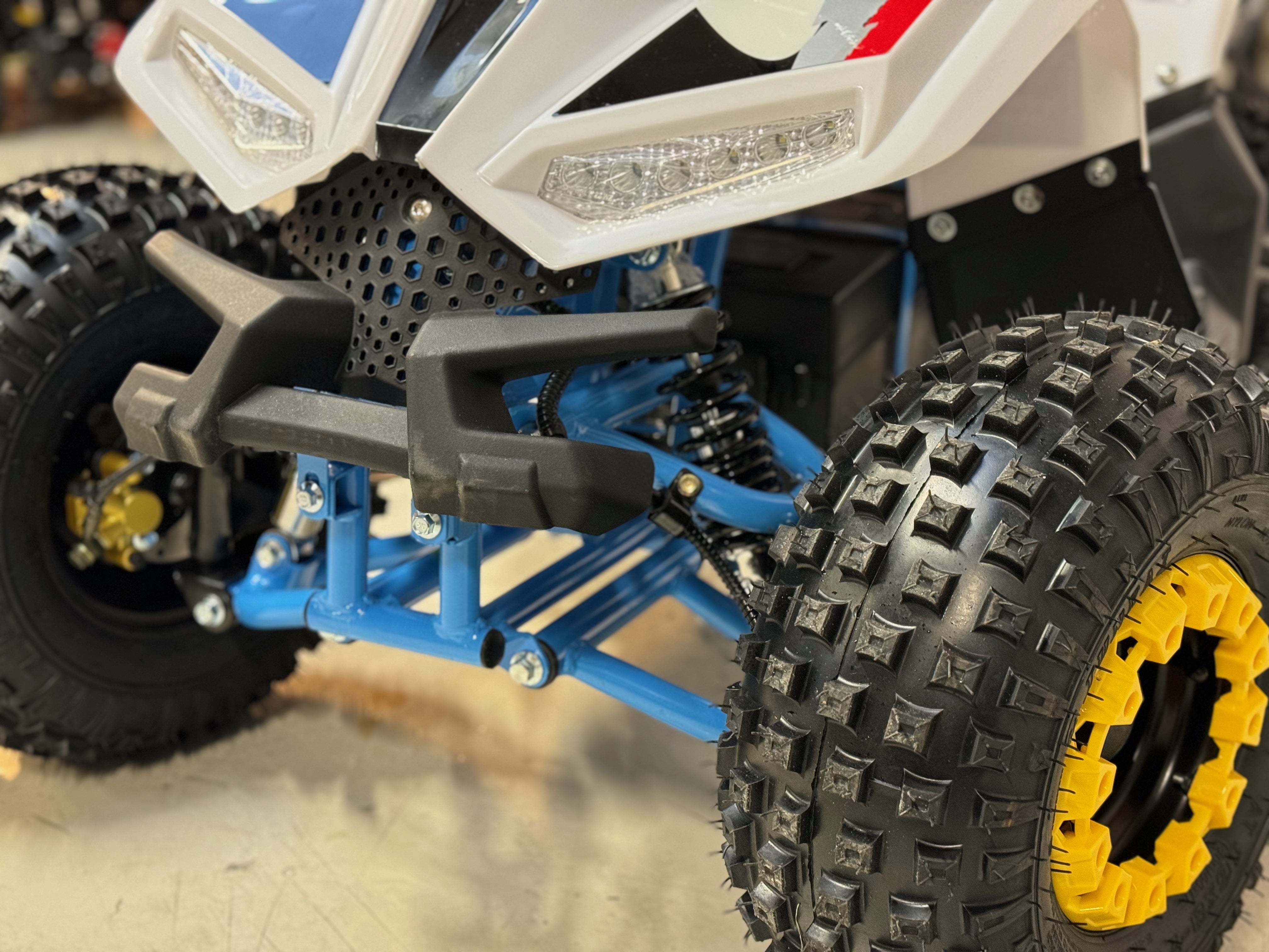 1200W Electric Blue - stor og svært solid bygget barne ATV - 48V m/diff., mekanisk høy/lav gir, 3 effektrinn m.m.