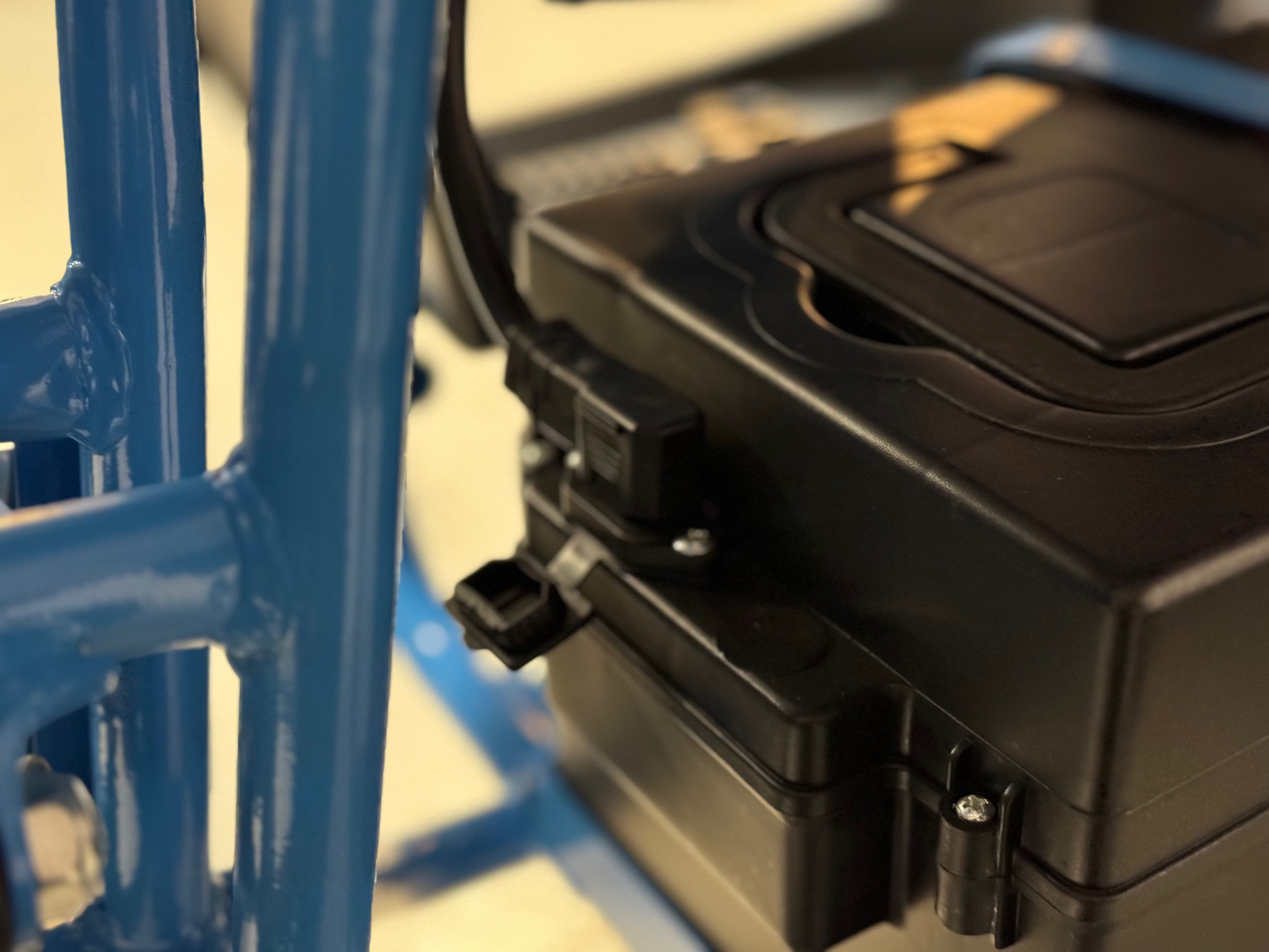 1200W Electric Blue - stor og svært solid bygget barne ATV - 48V m/diff., mekanisk høy/lav gir, 3 effektrinn m.m.