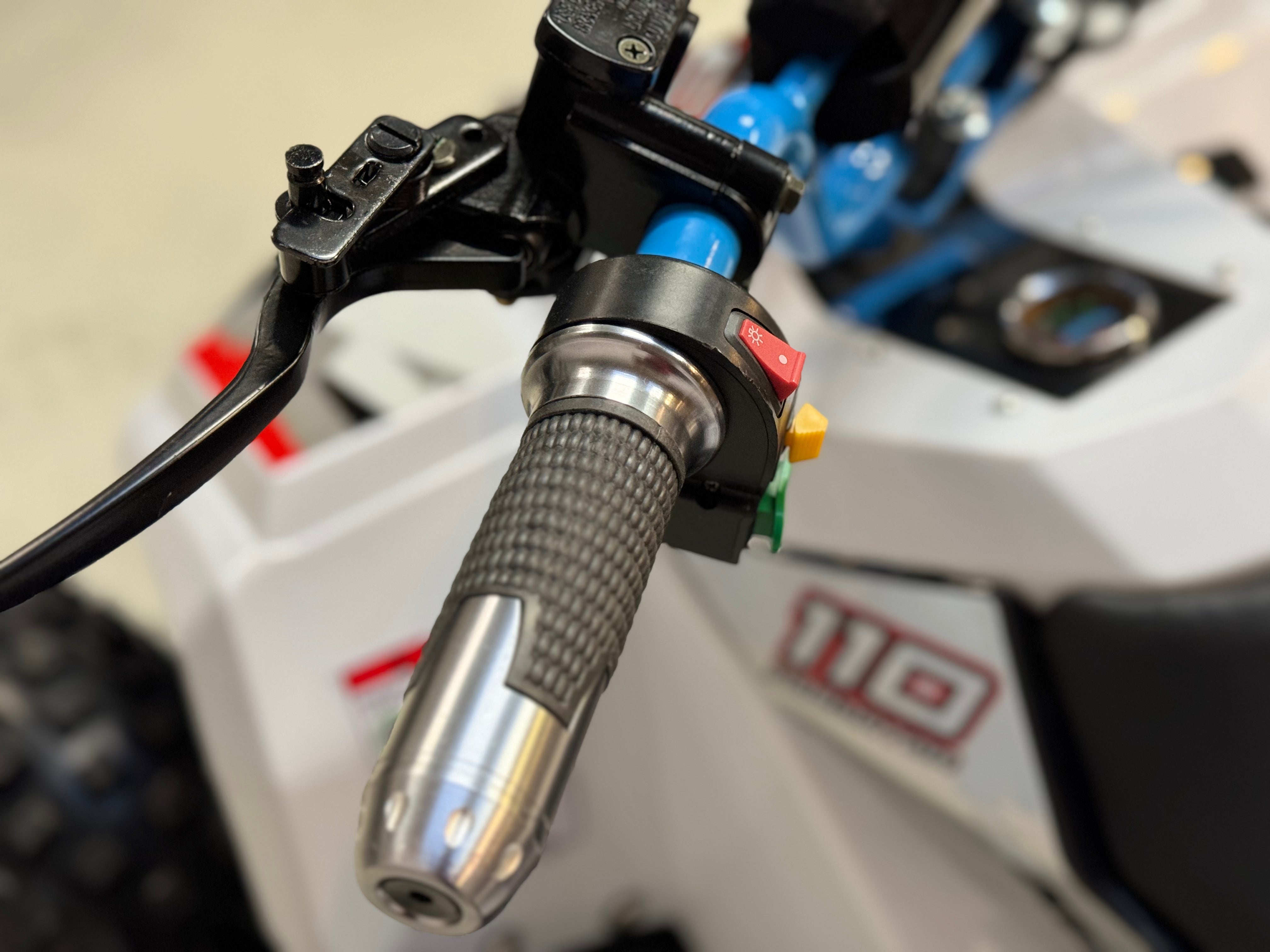 1200W Electric Blue - stor og svært solid bygget barne ATV - 48V m/diff., mekanisk høy/lav gir, 3 effektrinn m.m.