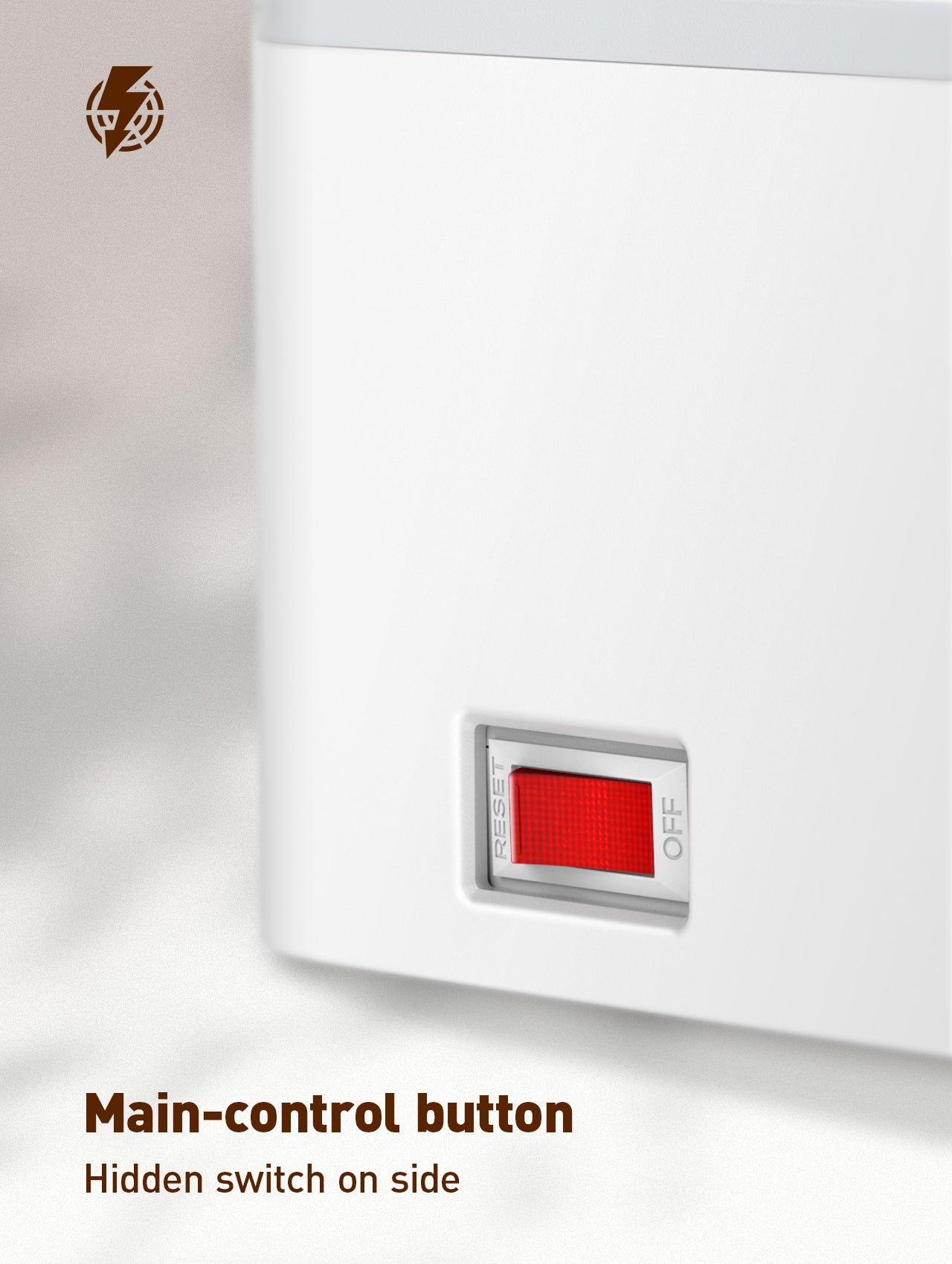 Kabelboks (lav og bredere) med 5 strømuttak, PD, QC, USB utganger og 15W ladeplate på toppen.