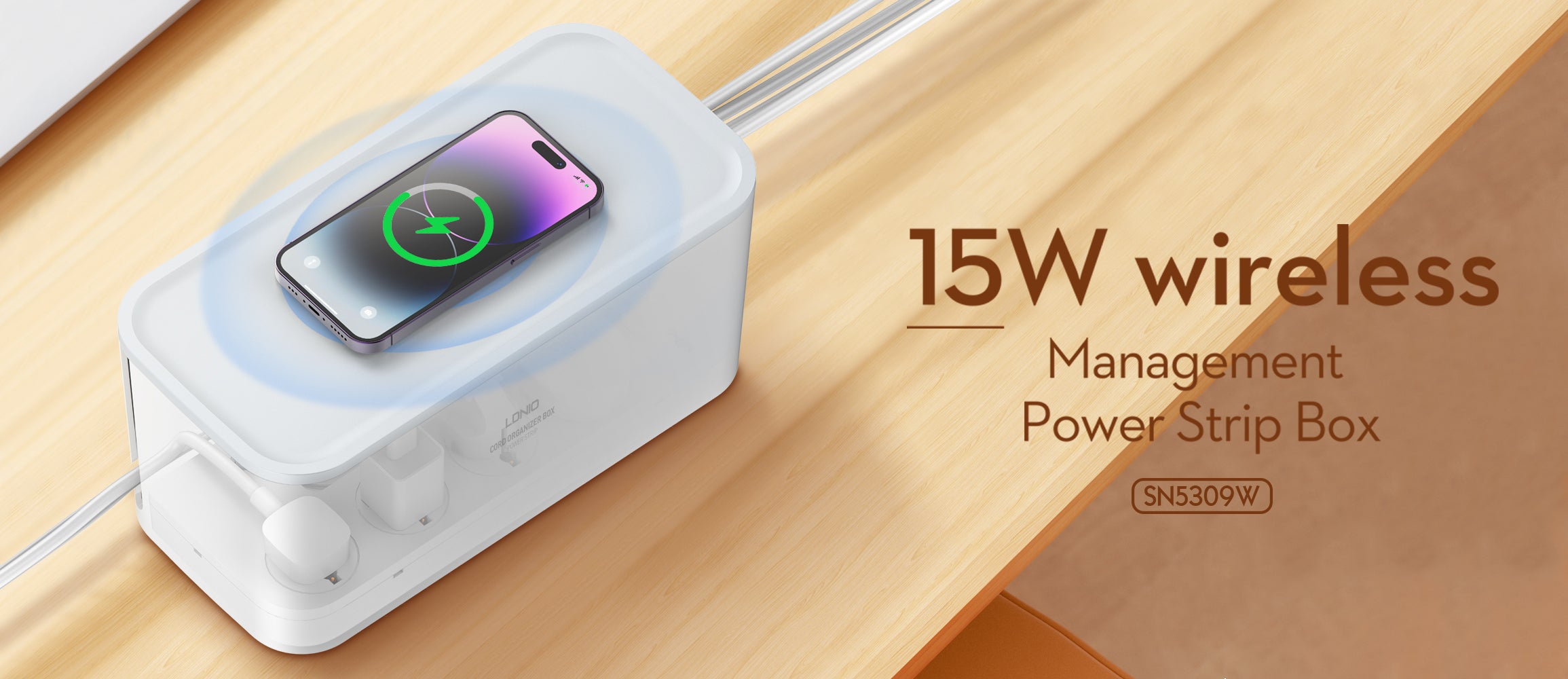 Kabelboks med 5 strømuttak, PD utgang, QC (USB-C), USB og 15W ladeplate på toppen.