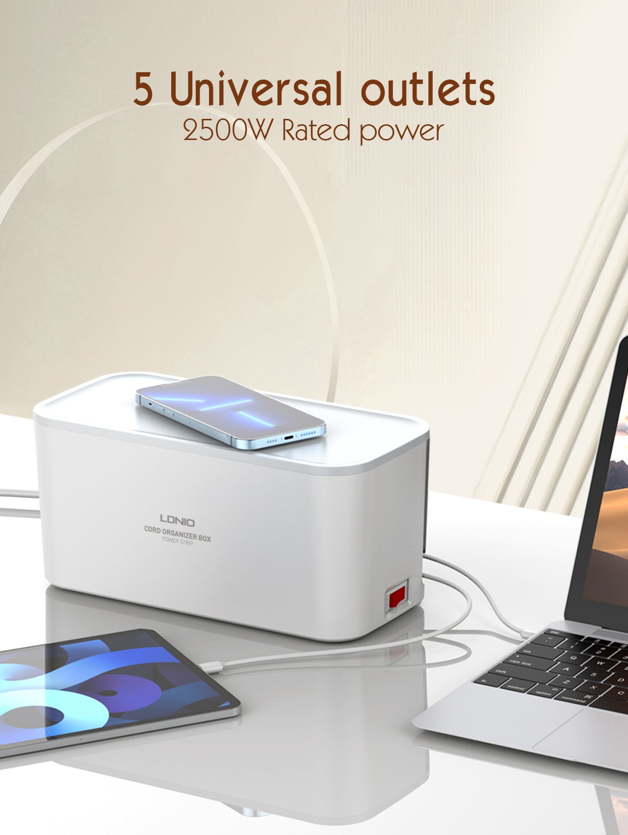 Kabelboks med 5 strømuttak, PD utgang, QC (USB-C), USB og 15W ladeplate på toppen.