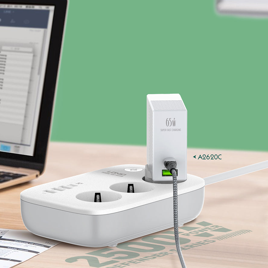 SEW3452 WiFi styrt kabelfelle (2500W) med 3 strømutganger + 1 USB-C 3 USB-A