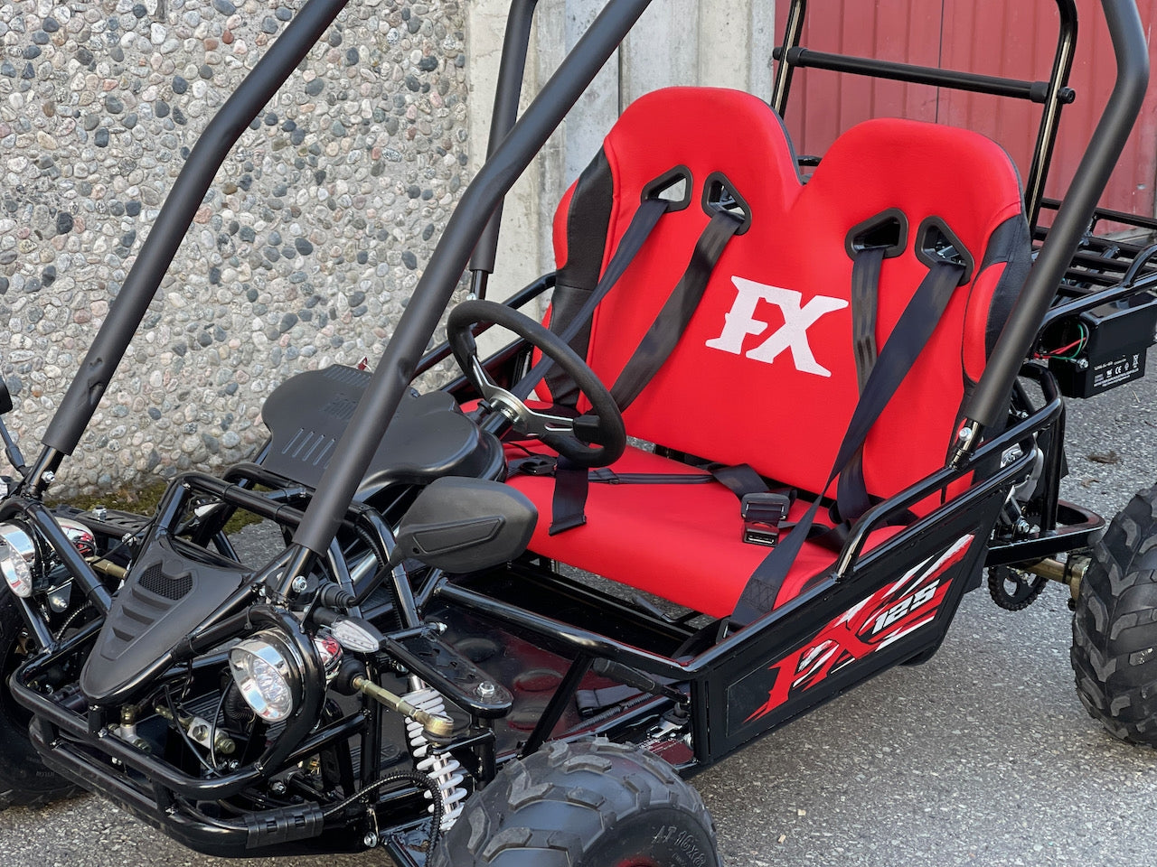 125cc CrossCart - Sort m/røde seter - Bekreftet at den vil ankomme vårt lager i begynnelsen av mai (kraftig forsinket - skulle opprinnleig vært inne i før nyttår)! Reserver nå og få den levert med større hjul uten tillegg!