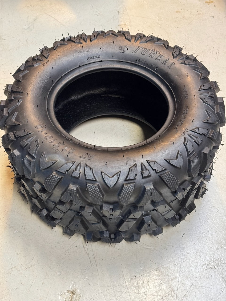 Dekk, bak 22x10-10 - uten felg