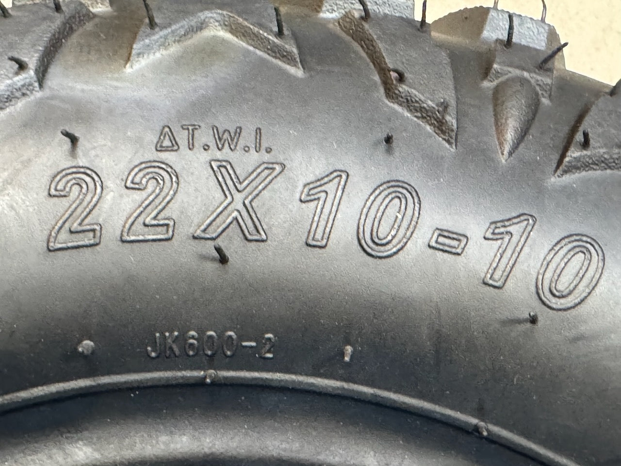 Dekk, bak 22x10-10 - uten felg